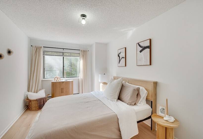 Cozy New York Escape W/ Hot Tub, Sauna & Deck!