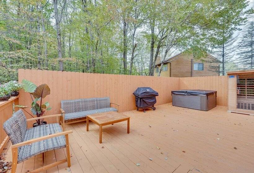 Cozy New York Escape W/ Hot Tub, Sauna & Deck!