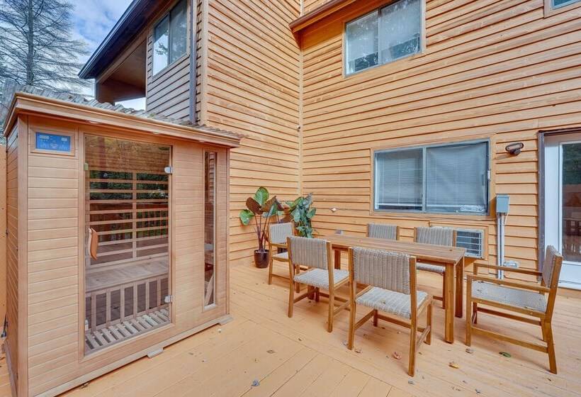 Cozy New York Escape W/ Hot Tub, Sauna & Deck!