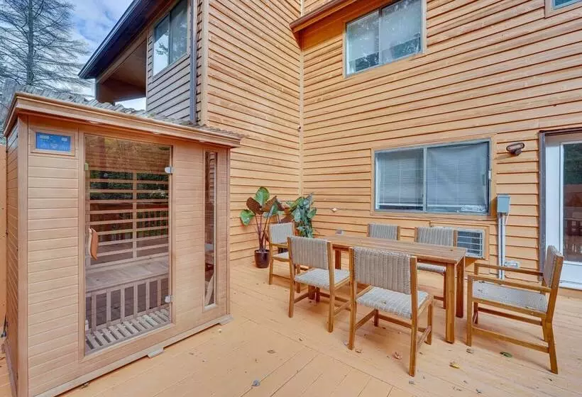 Cozy New York Escape W/ Hot Tub, Sauna & Deck!