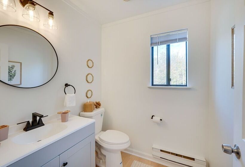 Cozy New York Escape W/ Hot Tub, Sauna & Deck!