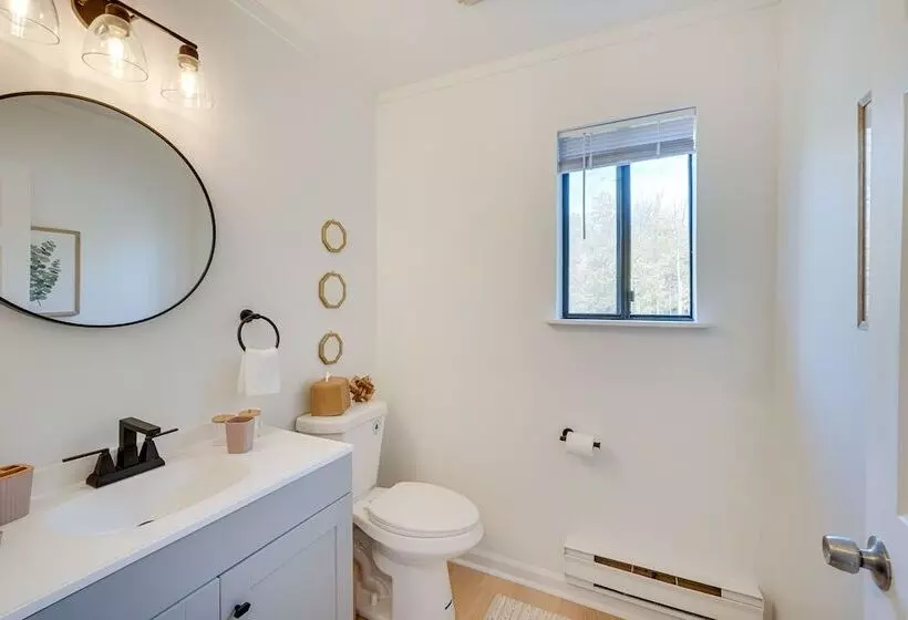 Cozy New York Escape W/ Hot Tub, Sauna & Deck!