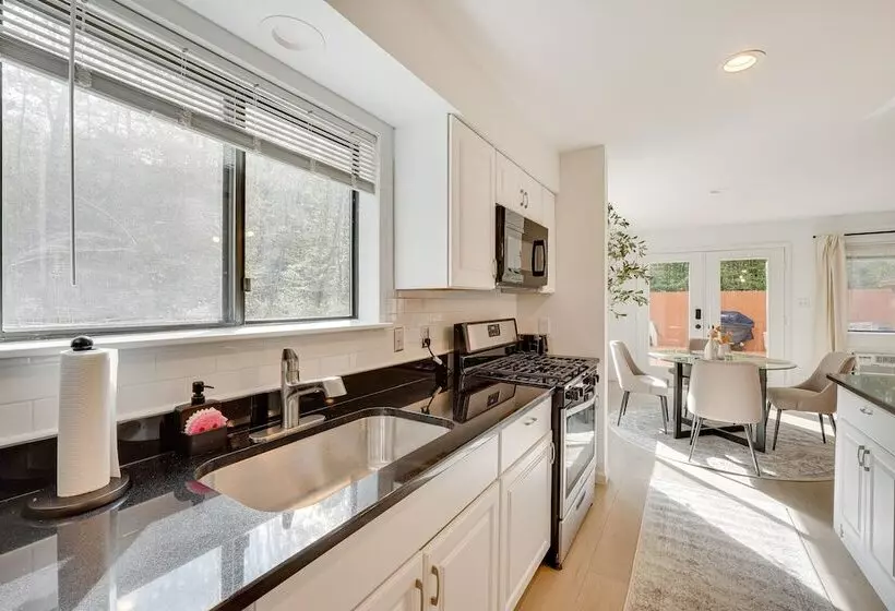 Cozy New York Escape W/ Hot Tub, Sauna & Deck!