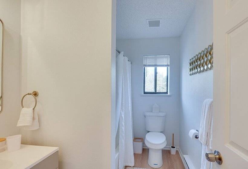 Cozy New York Escape W/ Hot Tub, Sauna & Deck!