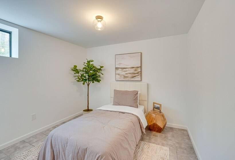 Cozy New York Escape W/ Hot Tub, Sauna & Deck!