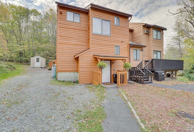 Cozy New York Escape W/ Hot Tub, Sauna & Deck!