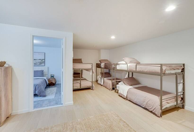 Cozy New York Escape W/ Hot Tub, Sauna & Deck!