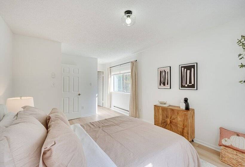 Cozy New York Escape W/ Hot Tub, Sauna & Deck!