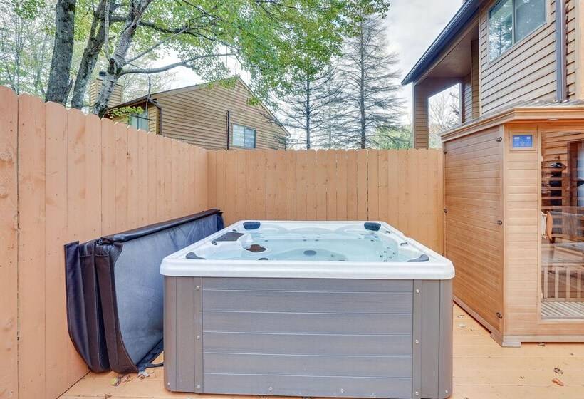 Cozy New York Escape W/ Hot Tub, Sauna & Deck!