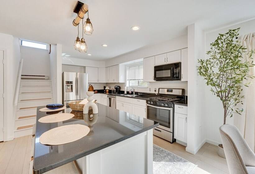 Cozy New York Escape W/ Hot Tub, Sauna & Deck!