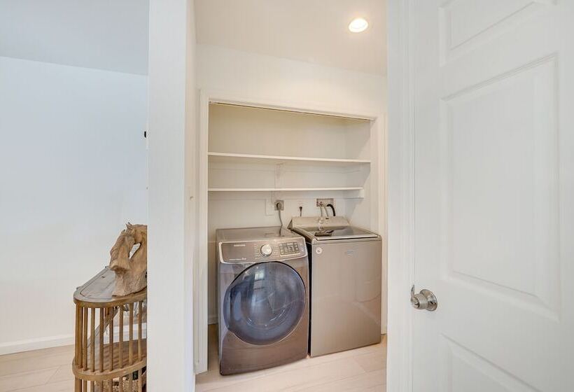 Cozy New York Escape W/ Hot Tub, Sauna & Deck!