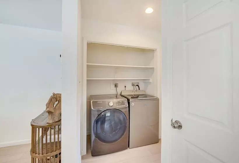 Cozy New York Escape W/ Hot Tub, Sauna & Deck!