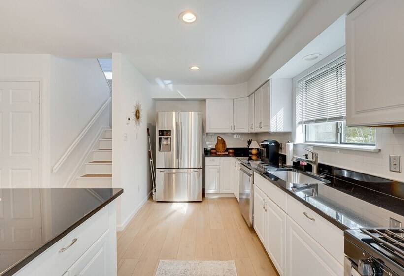 Cozy New York Escape W/ Hot Tub, Sauna & Deck!