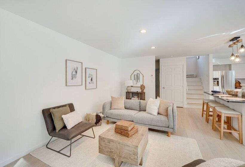 Cozy New York Escape W/ Hot Tub, Sauna & Deck!