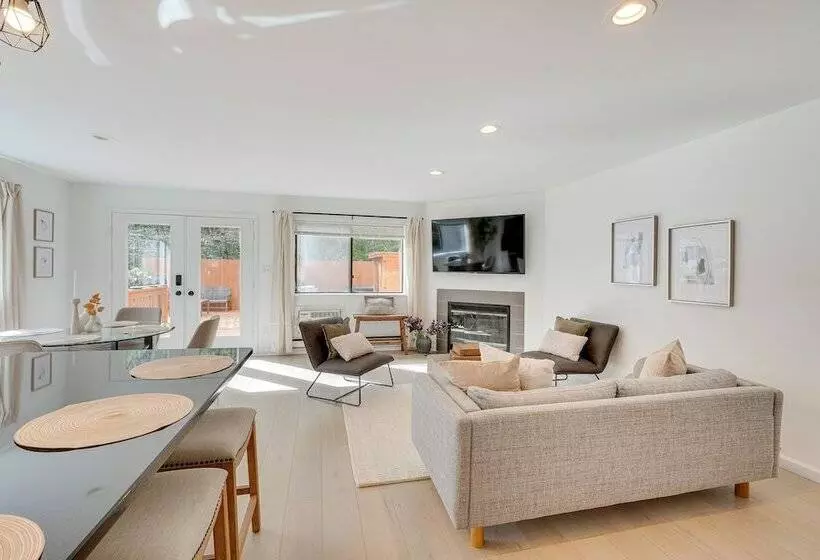 Cozy New York Escape W/ Hot Tub, Sauna & Deck!