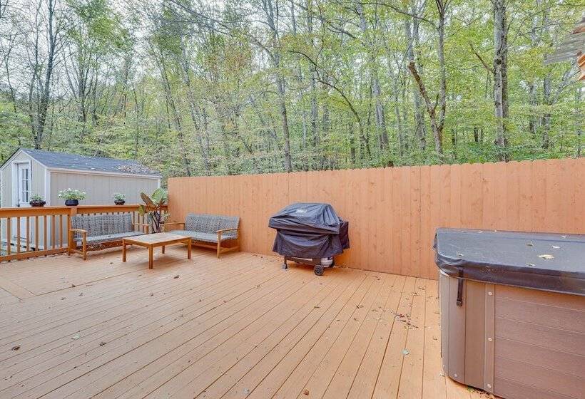 Cozy New York Escape W/ Hot Tub, Sauna & Deck!