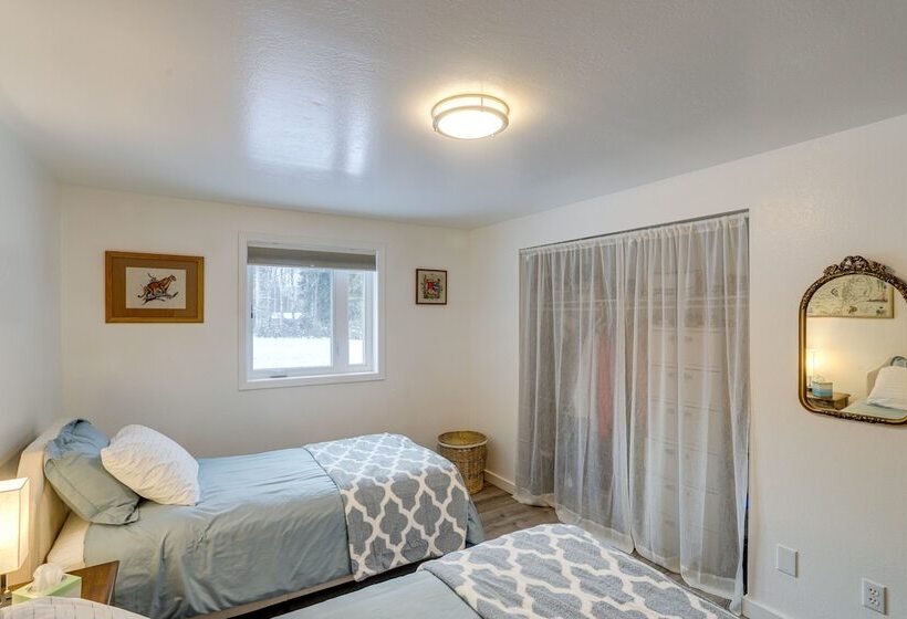 Cozy North Pole Home W/ Mountain & Aurora Views!