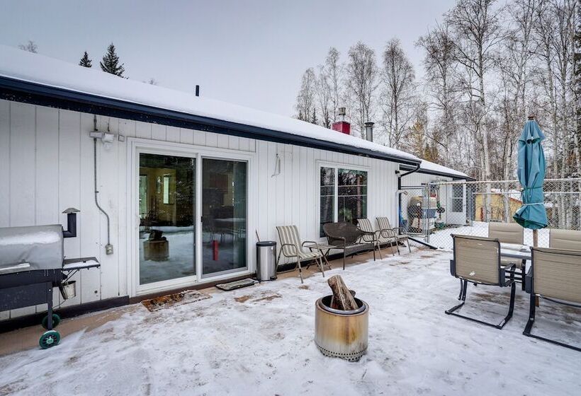 Cozy North Pole Home W/ Mountain & Aurora Views!