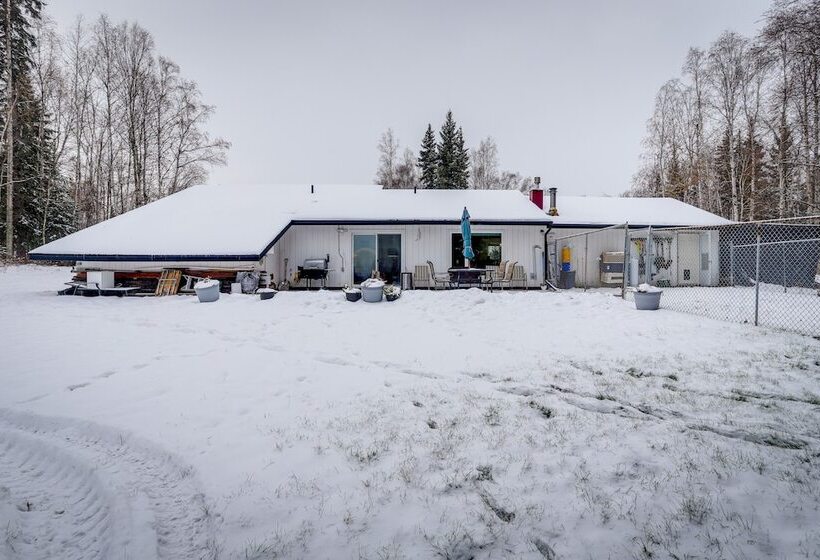 Cozy North Pole Home W/ Mountain & Aurora Views!