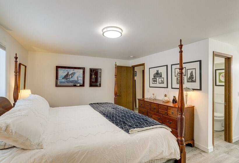 Cozy North Pole Home W/ Mountain & Aurora Views!