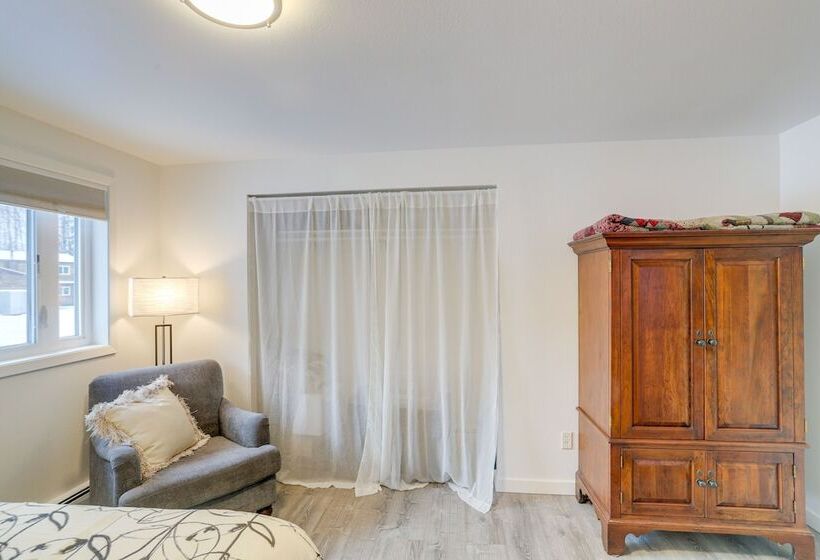 Cozy North Pole Home W/ Mountain & Aurora Views!