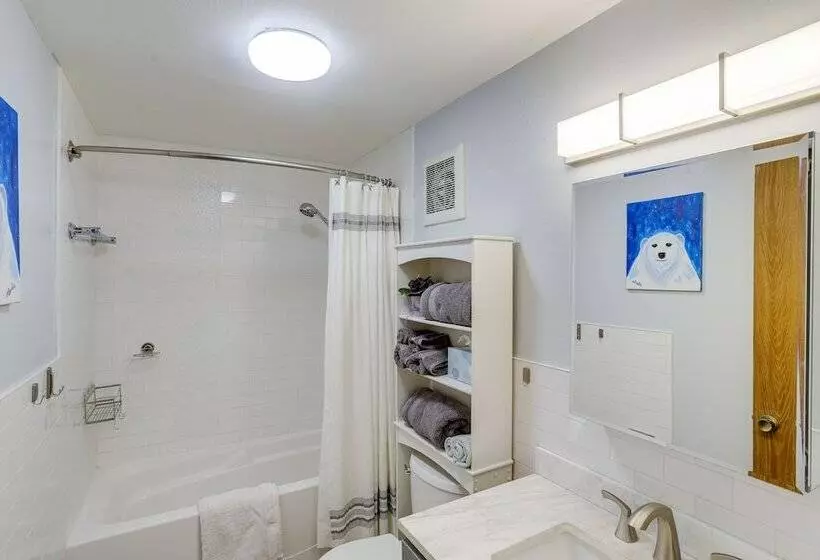 Cozy North Pole Home W/ Mountain & Aurora Views!