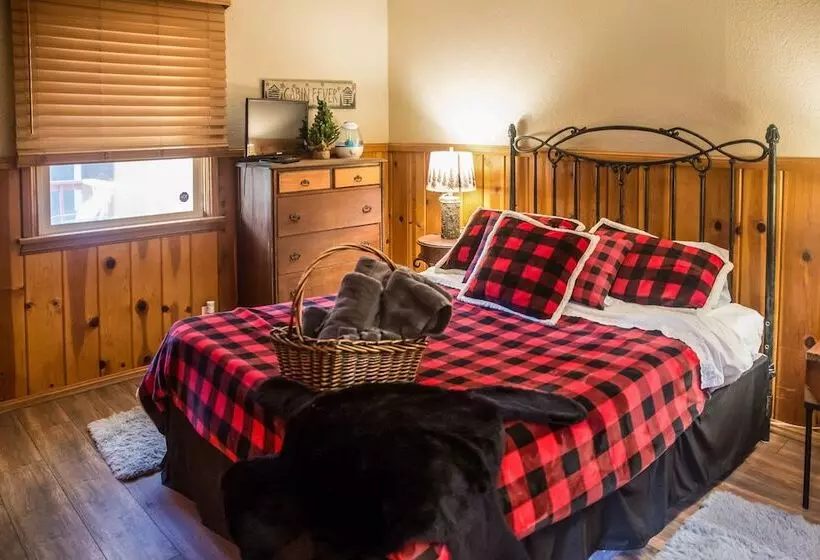 Crestline Cabin: Close To Lake Arrowhead & Skiing