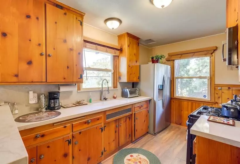 Crestline Cabin: Close To Lake Arrowhead & Skiing