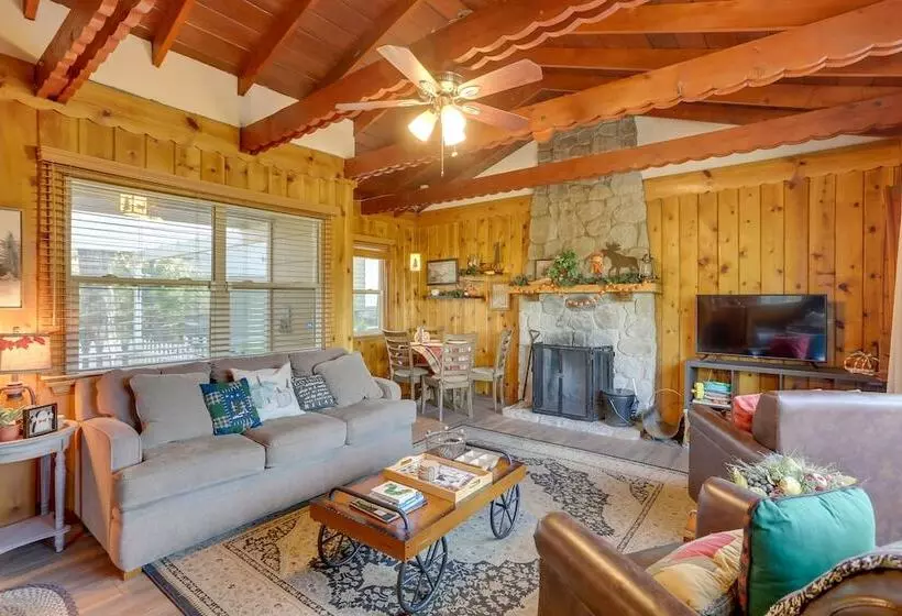 Crestline Cabin: Close To Lake Arrowhead & Skiing