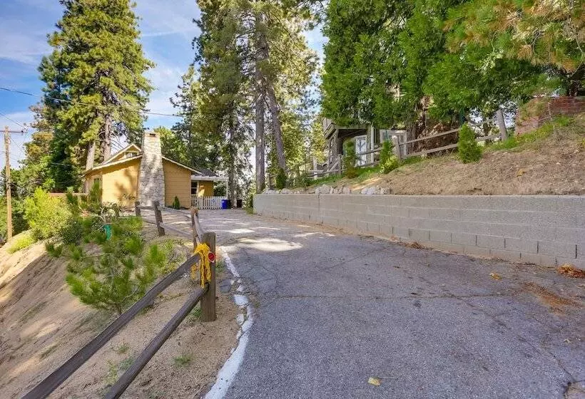 Crestline Cabin: Close To Lake Arrowhead & Skiing