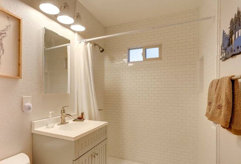 Crestline Cabin: Close To Lake Arrowhead & Skiing