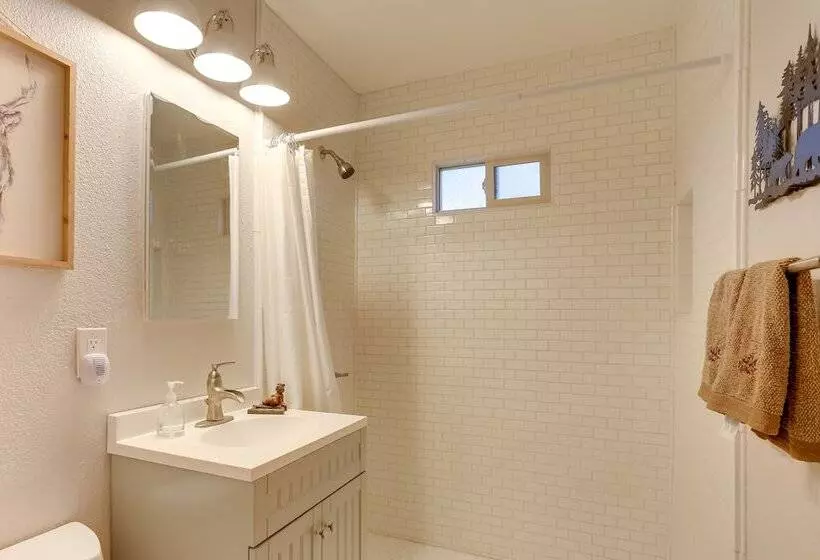 Crestline Cabin: Close To Lake Arrowhead & Skiing