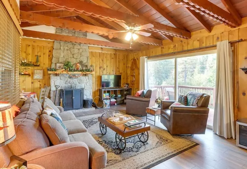 Crestline Cabin: Close To Lake Arrowhead & Skiing