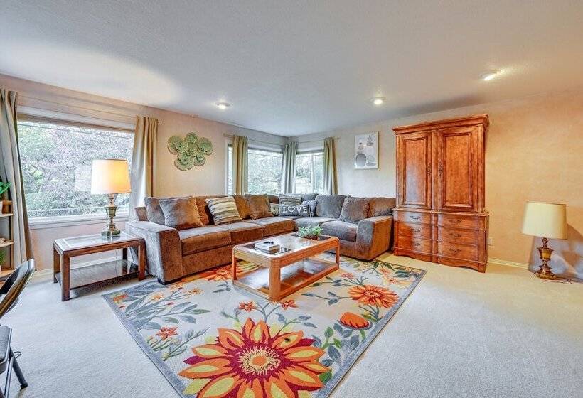 Enchanting Puyallup Home W/ Spacious Deck!