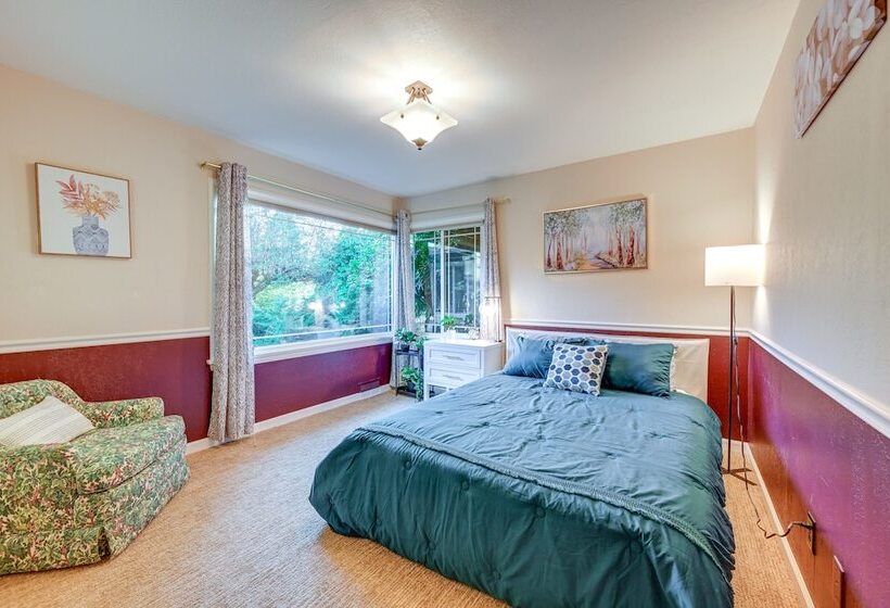 Enchanting Puyallup Home W/ Spacious Deck!