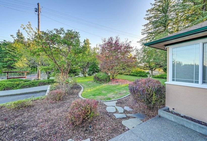 Enchanting Puyallup Home W/ Spacious Deck!