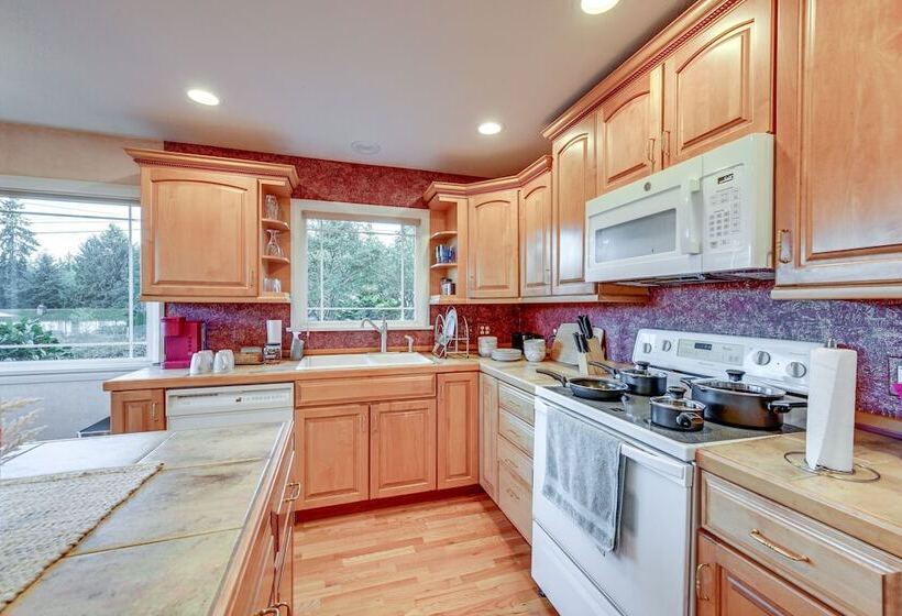 Enchanting Puyallup Home W/ Spacious Deck!