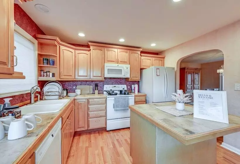 Enchanting Puyallup Home W/ Spacious Deck!