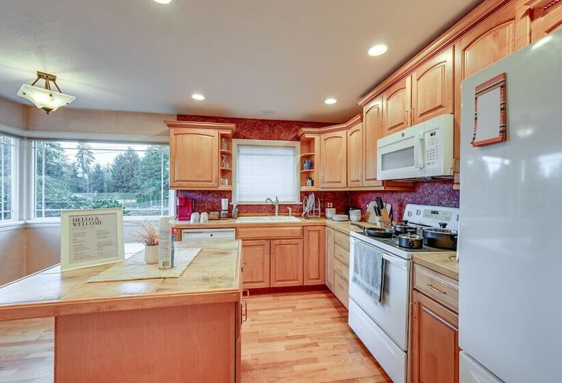 Enchanting Puyallup Home W/ Spacious Deck!
