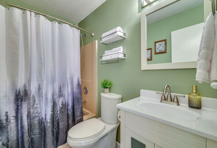 Forest View Poconos Cabin W/ Resort Amenities