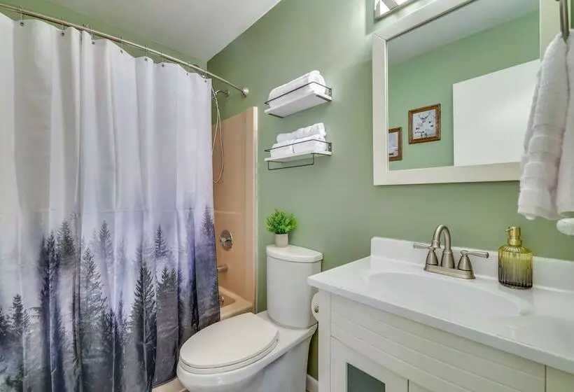 Forest View Poconos Cabin W/ Resort Amenities