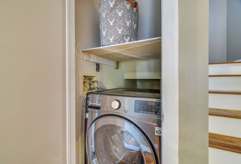 Forest View Poconos Cabin W/ Resort Amenities