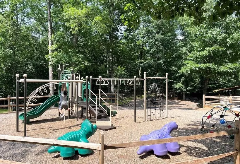 Forest View Poconos Cabin W/ Resort Amenities