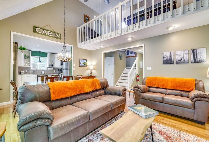 Forest View Poconos Cabin W/ Resort Amenities