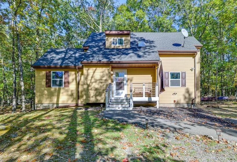 Forest View Poconos Cabin W/ Resort Amenities