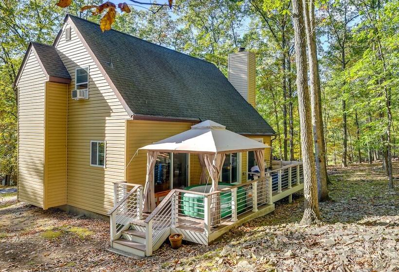 Forest View Poconos Cabin W/ Resort Amenities