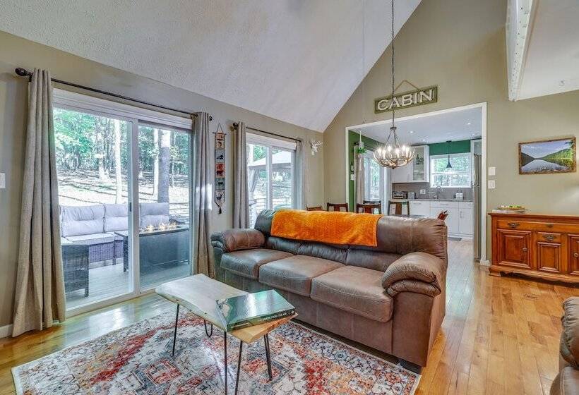 Forest View Poconos Cabin W/ Resort Amenities