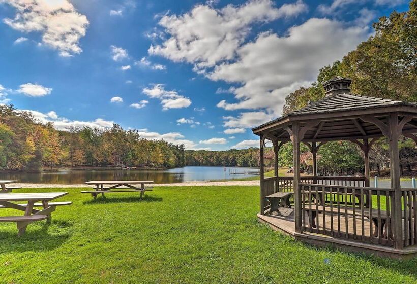 Forest View Poconos Cabin W/ Resort Amenities