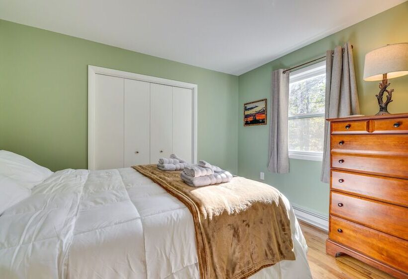 Forest View Poconos Cabin W/ Resort Amenities