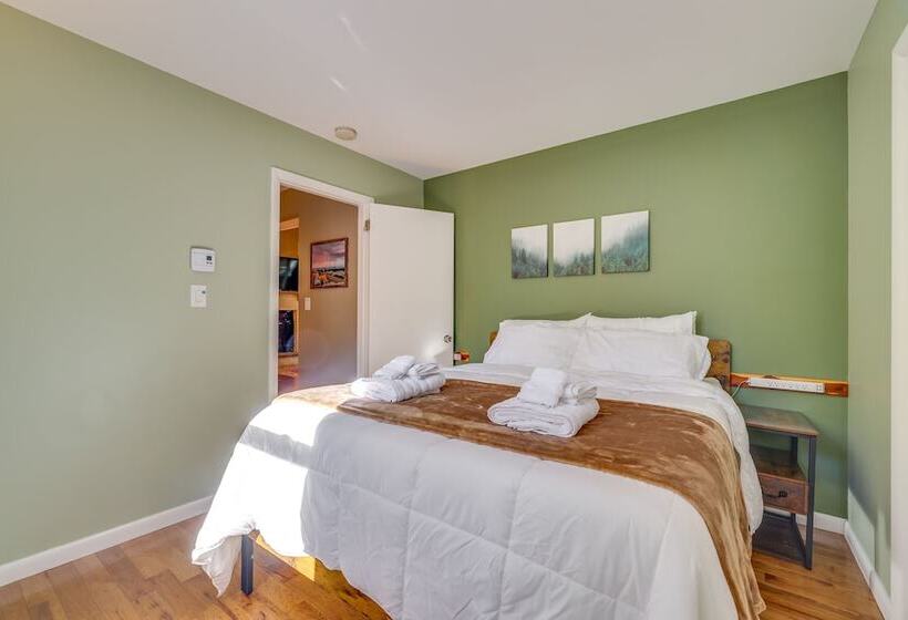 Forest View Poconos Cabin W/ Resort Amenities